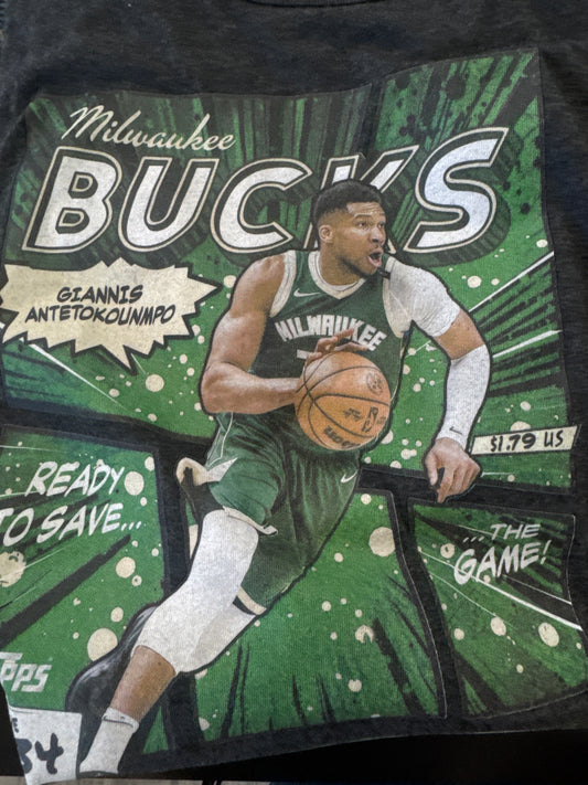 Topps NBA Comic Court Giannis Antetkounmpo (Adult) T-shirt